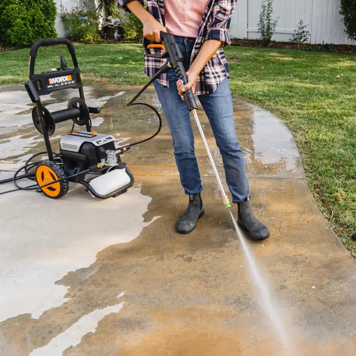 13 Amp 2000 PSI 1.2 GPM pressure washer
