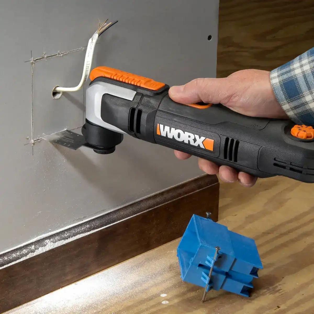 2.5 Amp Oscillating Multi-Tool with Clip-in Wrench