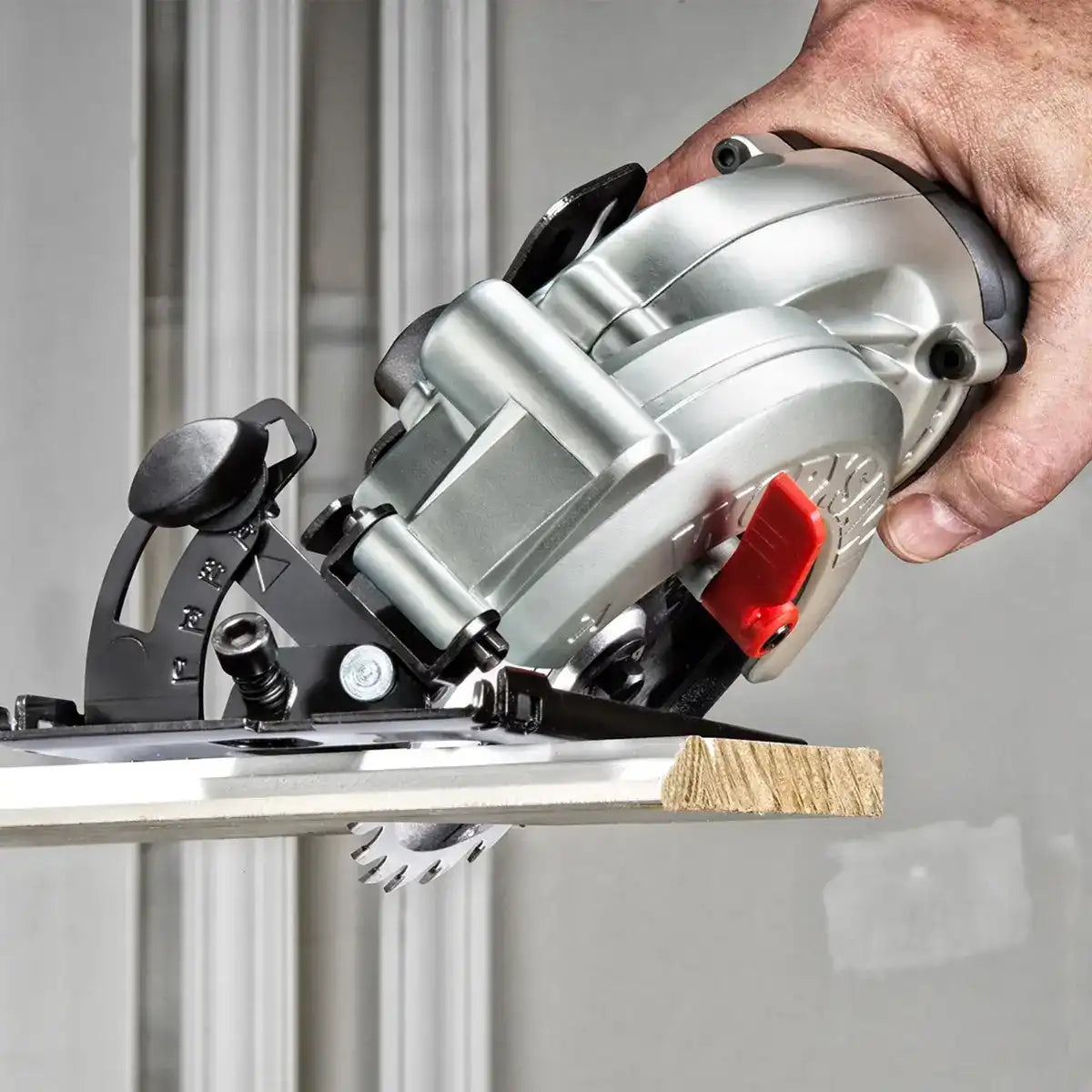 4-1/2" WORXSAW 4 Amp Compact Circular Saw